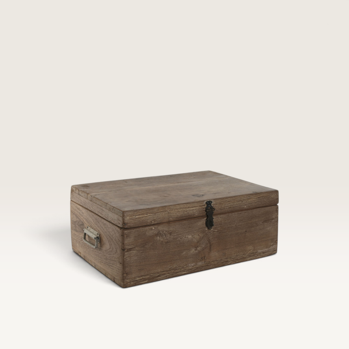 Arcon Abau de Vintage Industrial en madera maciza con acabado artesanal y herrajes metálicos de estilo vintage.