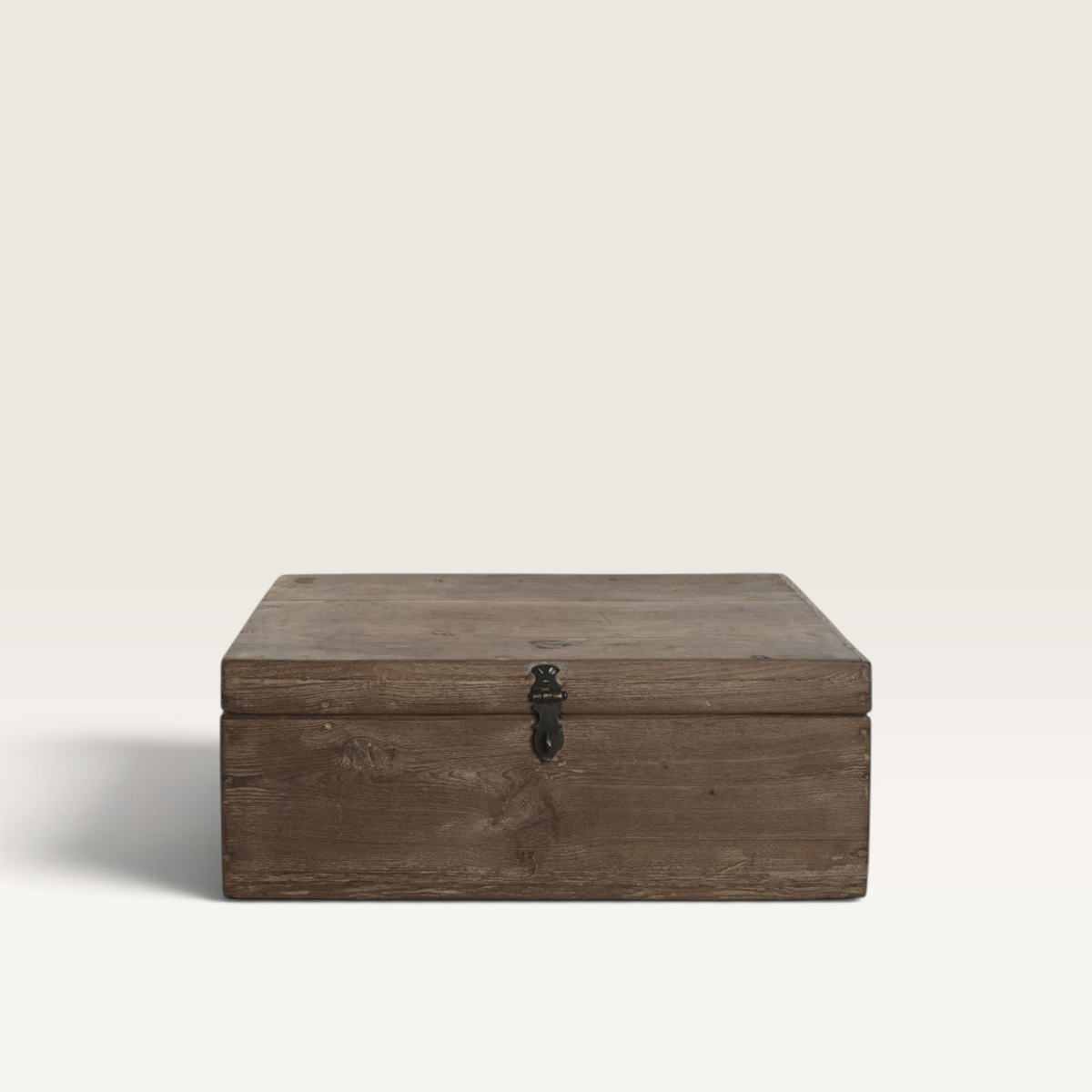 Arcón Abau de Vintage Industrial en madera maciza con acabado artesanal oscuro y herrajes metálicos de estilo vintage.