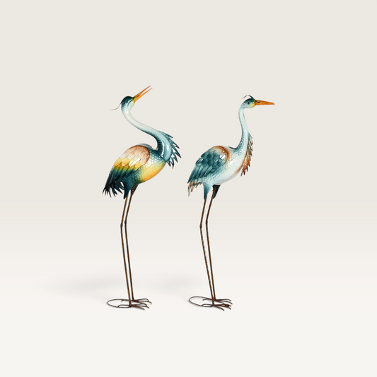 Dos figuras de garza Vintage Industrial de metal con acabado colorido y detalles en relieve para decoración de hogar.