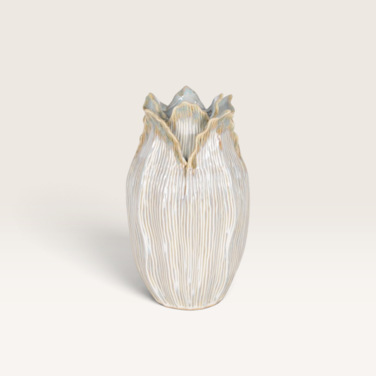 Vintage Industrial Jarrón Bajat ceramic vase in cream with leaf-inspired petal design and textured vertical finish.