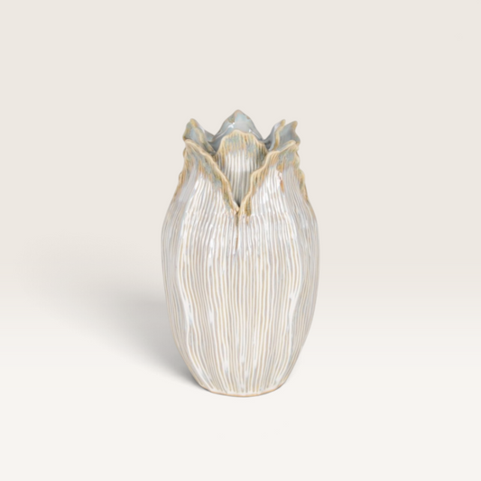 Vintage Industrial Jarrón Bajat ceramic vase in cream with leaf-inspired petal design and textured vertical finish.