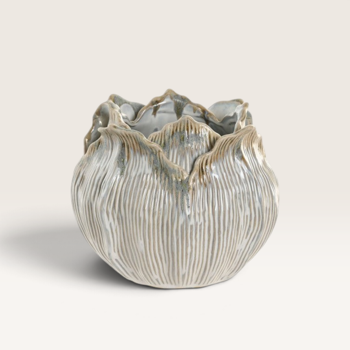 Vintage Industrial Jarrón Bajat ceramic vase in cream with a textured leaf-inspired design and scalloped rim.