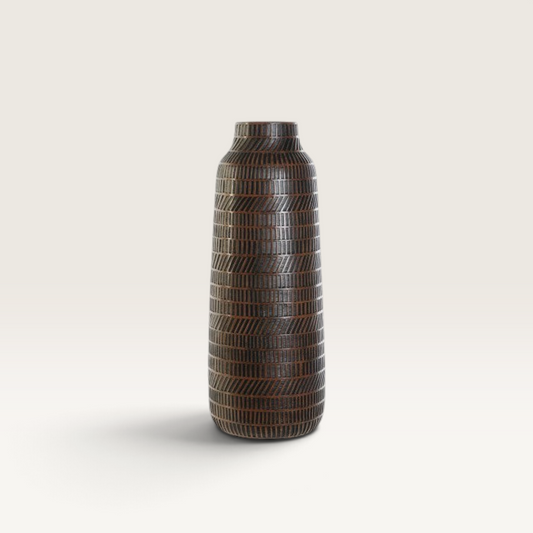 Jarrón Krui de Vintage Industrial en resina marrón con textura geométrica grabada y diseño estilizado contemporáneo.