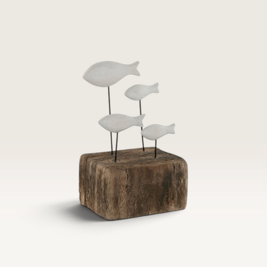 Figura decorativa Vintage Industrial Kanor con cuatro peces blancos sobre base de madera de paulownia natural.
