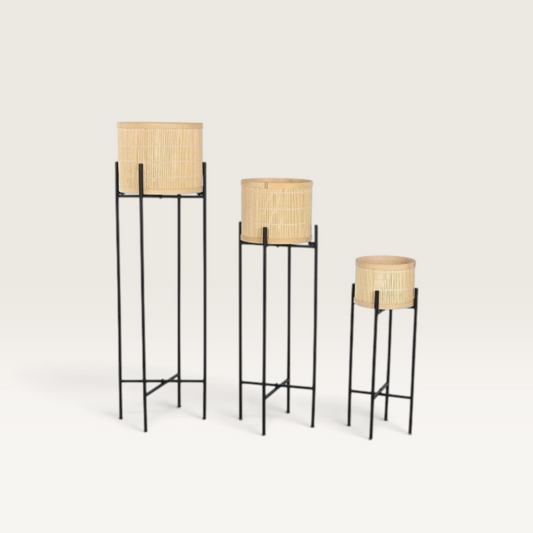 Conjunto de tres maceteros Vintage Industrial de bambú y metal negro mate con diseño moderno y estructura reforzada