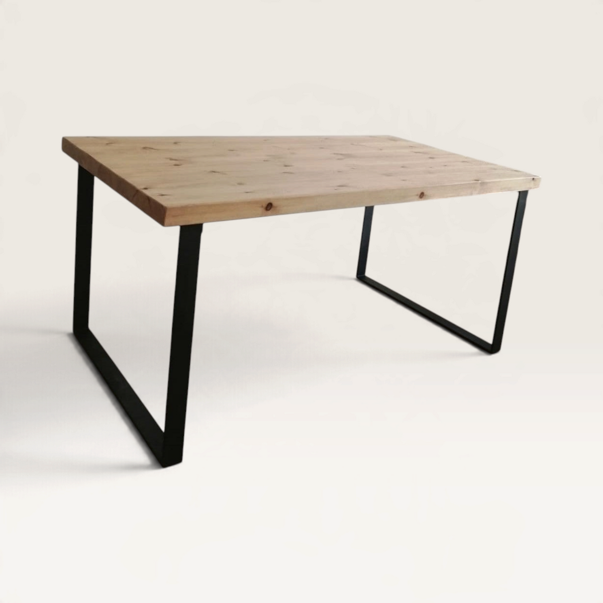 Vintage Industrial Sut dining table with honey-finished solid pine wood top and sturdy black iron U-shaped legs