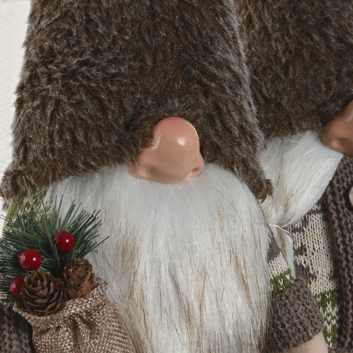 Figura decorativa de gnomo navideño Vintage Industrial con gorro de pelo marrón, barba blanca y detalles de piñas