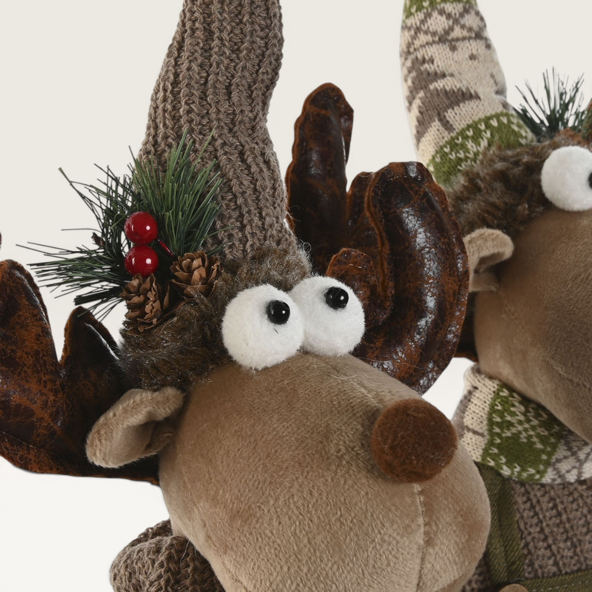 Figura Palu de Vintage Industrial, adorno navideño de reno de peluche con gorro de punto, piñas y bayas rojas