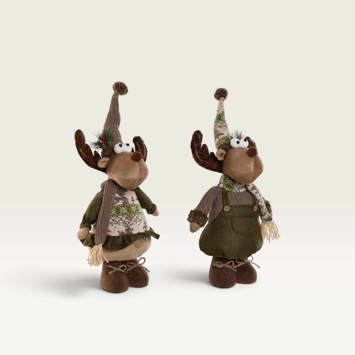 Dos figuras decorativas navideñas de renos de peluche Vintage Industrial con ropa de punto y gorros a juego