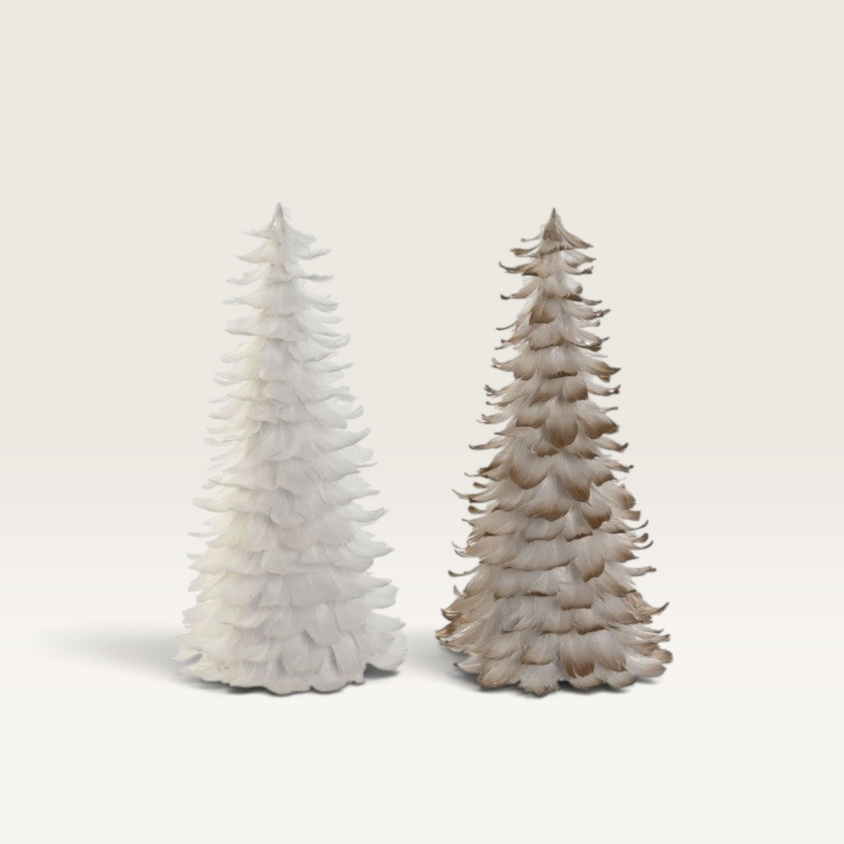 Dos árboles decorativos navideños Vintage Industrial de cartón reciclado con acabado de plumas en blanco y natural.
