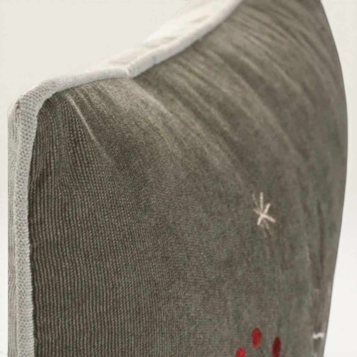 Cojín Vintage Industrial de pana gris con bordados navideños, diseño cuadrado de 45x45 cm con textura suave.