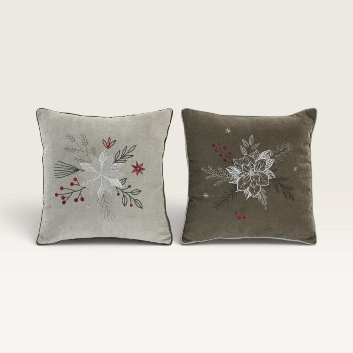 Dos fundas de cojín Vintage Industrial de pana con bordados navideños de flores y bayas en tonos neutros y verde