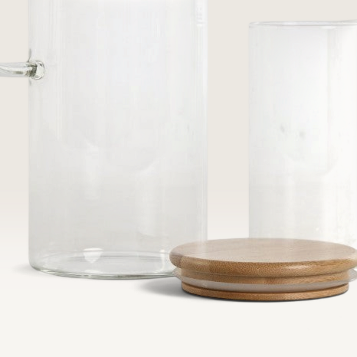 Set de jarra y vasos Vintage Industrial de borosilicato transparente con tapa de madera, diseño minimalista y elegante.