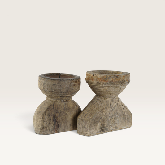 Dos portavelas Vintage Industrial de madera de teca natural con diseño artesanal rústico y acabado envejecido.