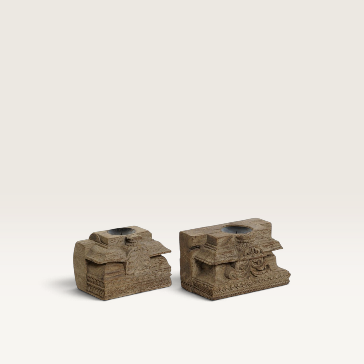 Portavela Banjar de Vintage Industrial tallado en madera de teca maciza con diseño artesanal y acabado natural.