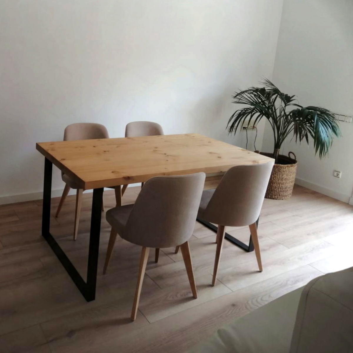 Vintage Industrial Sut dining table with honey-finished solid pine wood top and black iron frame in a modern room