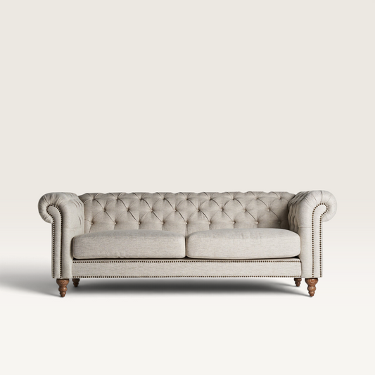 Sofá Chester Vintage Industrial de tres plazas en lino beige con capitoné, tachuelas y patas de madera torneada