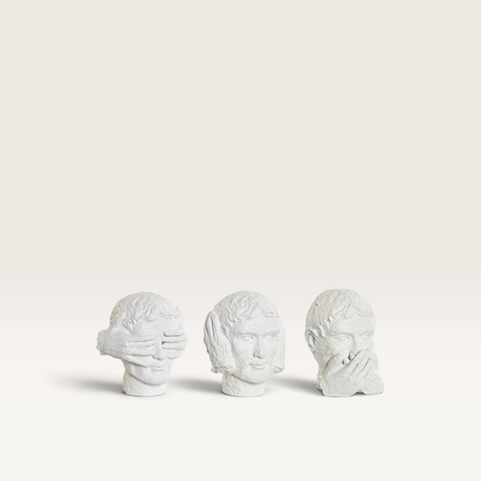 Figura Sentidos de Vintage Industrial, conjunto de tres cabezas de resina blanca representando vista, oído y gusto.
